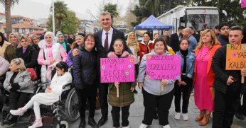 ENGELİ BİREYLERİN GÖSTERİLERİ TÖRENE RENK KATTI