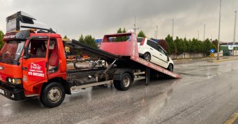 Körfez'de araç TIR'a çarptı