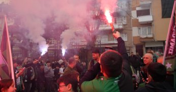 Çocuklar, Kocaelispor’un oyuncularını meşalelerle karşıladı