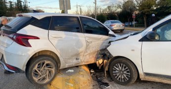 İki otomobil çarpıştı