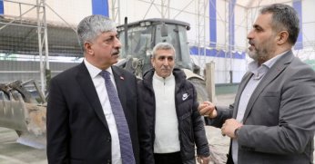 Halı saha yenileme çalışmalarını yerinde inceledi