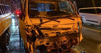 Sürücü araçta sıkıştı!