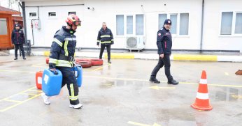 İtfaiye eri adayları zorlu parkurlarda yarışıyor