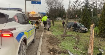 Takla atan otomobil ağaçlara çarptı!