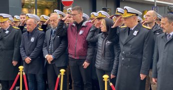 Pilota oğlu ve eşinden asker selamıyla veda