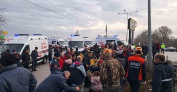 TIR okul servisine çarptı!