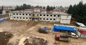 Büyükşehir’in Hatay’daki okul binası yükseliyor