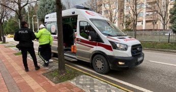 Trafik ışıklarında otomobil motosiklete çarptı: 2 yaralı