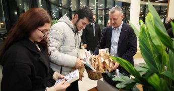 Meyve ve kitap hediye etti