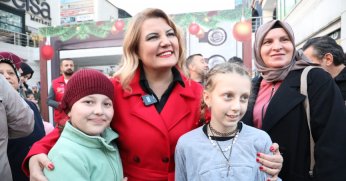 Yılbaşı heyecanı İzmit Belediye Meydanı’nda yaşanıyor