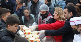 İzmit Belediyesi sıcak yemek dağıtımını sürdürüyor