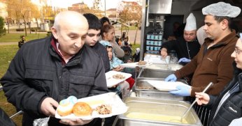Büyükşehir’den Darıcalılara yemek ikramı