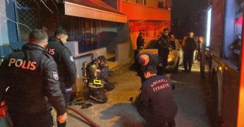 Yaşlı çiftin kaldığı gecekondu yandı, mahalleli sokağa döküldü