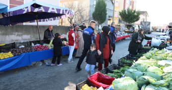 Çınarlı semt pazarı halkın yüzünü güldürüyor