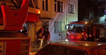 İzmit'te 4 katlı binada çıkan yangında 2 kişi dumandan etkilendi