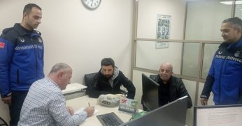 Vatandaşın düşürdüğü parayı zabıta buldu