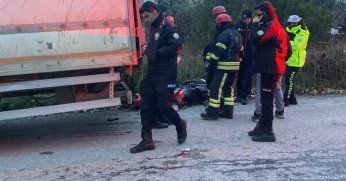 Park halindeki kamyona çarpan motosikletli ağır yaralandı