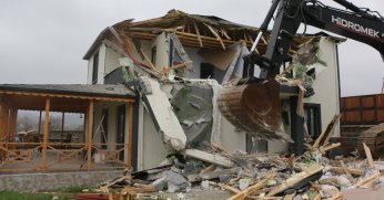 Körfez'de kaçak yapı yıkıldı