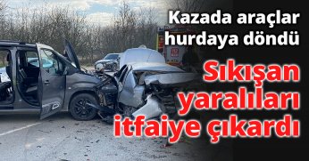 Kazada araçlar hurdaya döndü: Sıkışan yaralıları itfaiye çıkardı