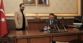 Vali İlhami Aktaş, yılın kareleri oylamasına katıldı