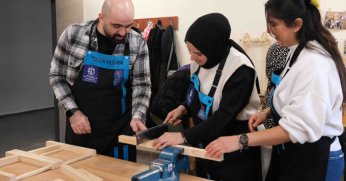 Kadınlar ahşap atölyesinde yeteneklerini keşfediyor;