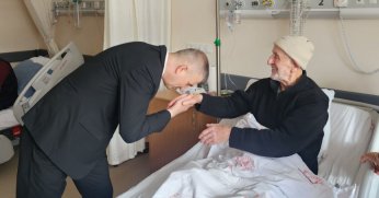 Başkan Sezerden hastanedeki hemşehrilerine ziyaret 