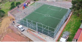  Büyükşehir’den Eşme Ahmediye’ye halı saha