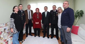 Ayşe teyzeyi ziyaret etti. 