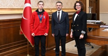  Hazırlık Kampına Davet Edilen Buz Hokeyi Milli Takım Sporcusu Süveyda Nil  Yalçın’ı Tebrik Etti!