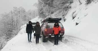 Karda mahsur kalanları kurtardı!