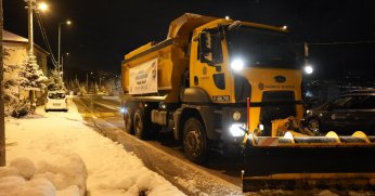 Başiskele’de Karla Mücadelede Gece Mesaisi