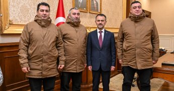 Vatandaşların ziyaretlerini kabul ediyor 