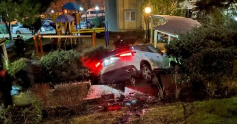 park halindeki araçların üzerinden uçtu!