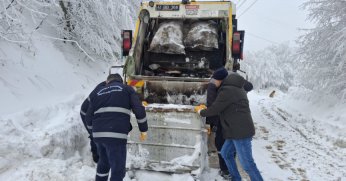 Zorlu hava koşullarına rağmen temizliğe devam ediliyor