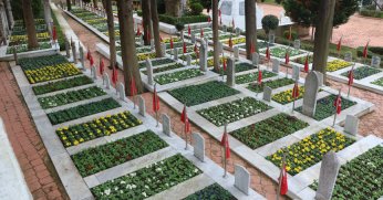 Türkiye'nin en bakımlı şehitliğinde çiçekler açtı