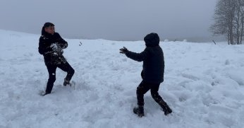 Çocuklar kartopu oynamaya doyamadı