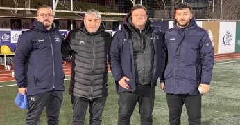  Futbolcular maçı bırakıp, tribüne saldırdı