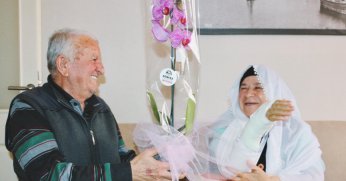 Körfez Belediyesinden çiftlere çiçek jesti