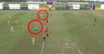  Hakem kırmızı kart göstermeyi unuttu!