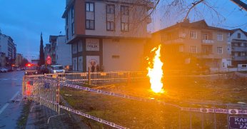 Yer altından çıkan metan gazı alev aldı, saatlerdir sönmüyor!