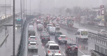 İstanbul'da trafik kilitlendi OKULLAR TATİL