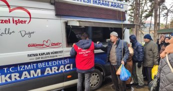 İzmit Belediyesinden soğuk günlerde vatandaşın içini ısıtan ikram!