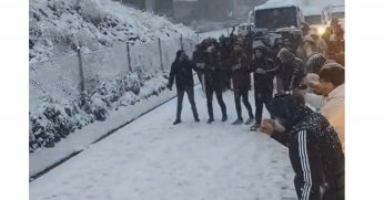 Kar altında halay çektiler