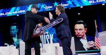 Elon Musk, Milei'nin 'hediyesi' ile sahnede: 