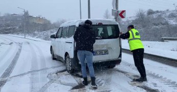 Yolda kalan araçları vatandaşlar iterek kurtardı