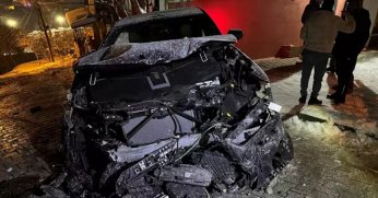 Otomobil Taksiye ve İki Evin Duvarına Çarptı