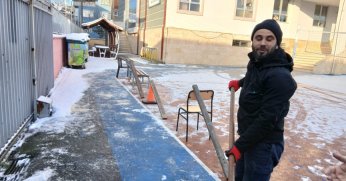 Okullarda kar küreme ve tuzlama çalışması   