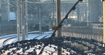 Limana indirilen sıfır otomobil tren yoluna uçtu!