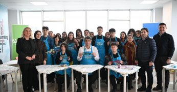  Sanat atölyesinde gençlere eğitim