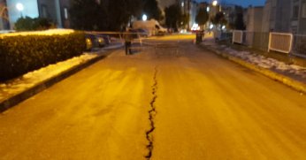 Yolda çökmeler oluştu